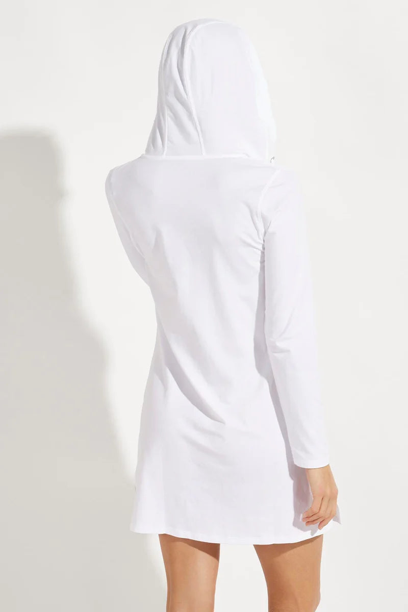 Tunique anti-UV blanche à capuche pour femme, légère et respirante, certifiée UPF50+ pour une protection solaire optimale.