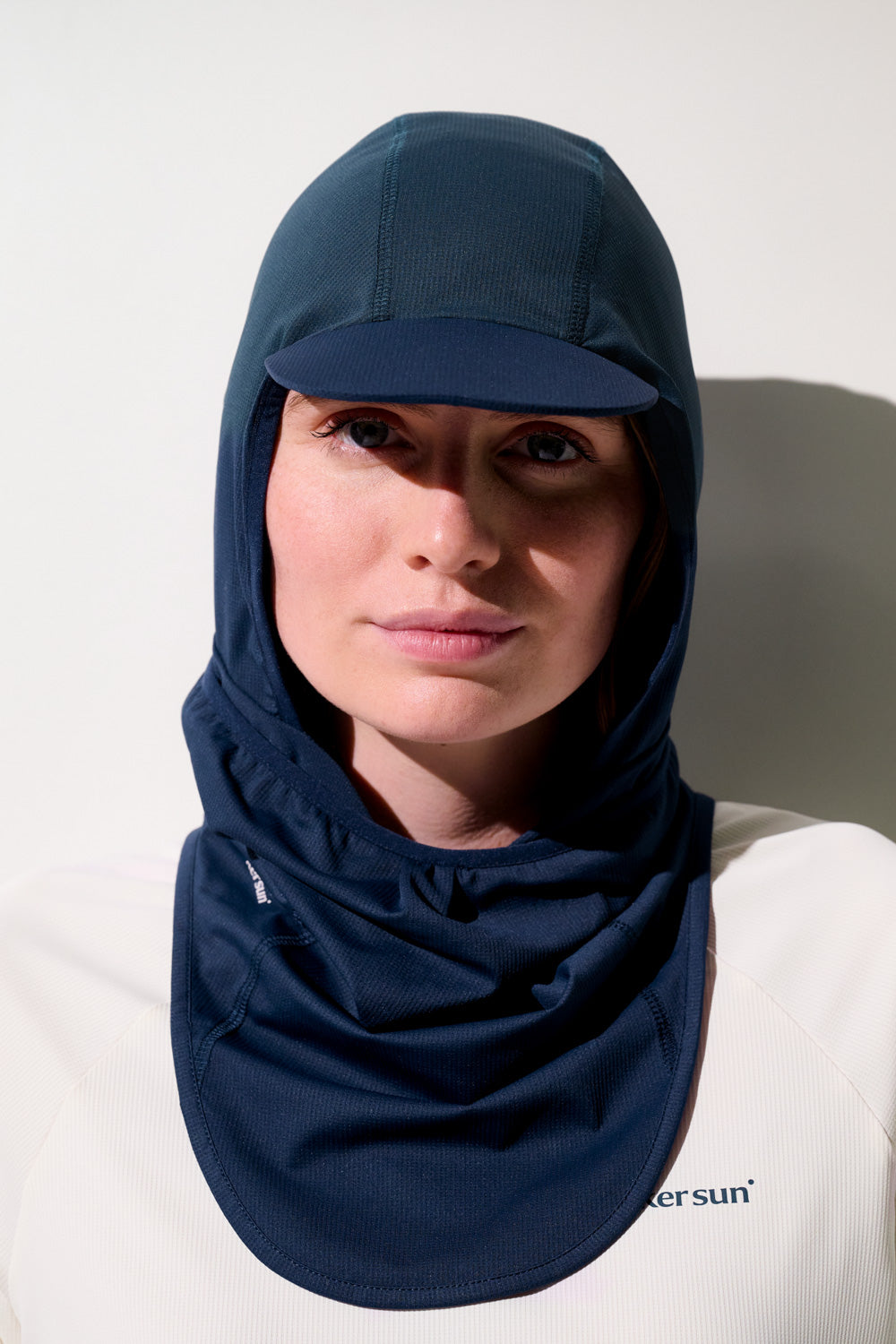 Cagoule visière anti-UV - Ventoux pour femme, légère et respirante, couleur marine, offrant protection solaire UPF 50+.