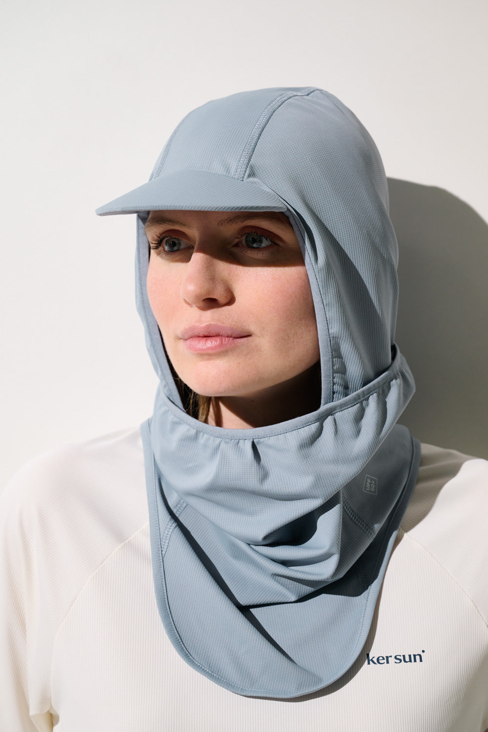 Cagoule visière anti-UV Ventoux pour femme, légère et respirante, protection solaire UPF 50+, couleur bleu.