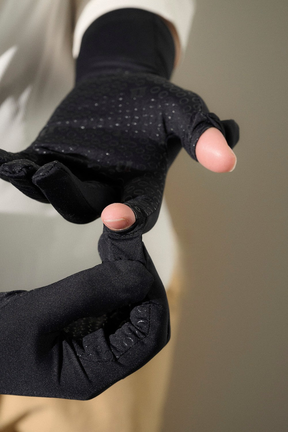 Gants anti-UV noirs pour homme, offrant protection solaire UPF50+ et confort pour les activités extérieures.