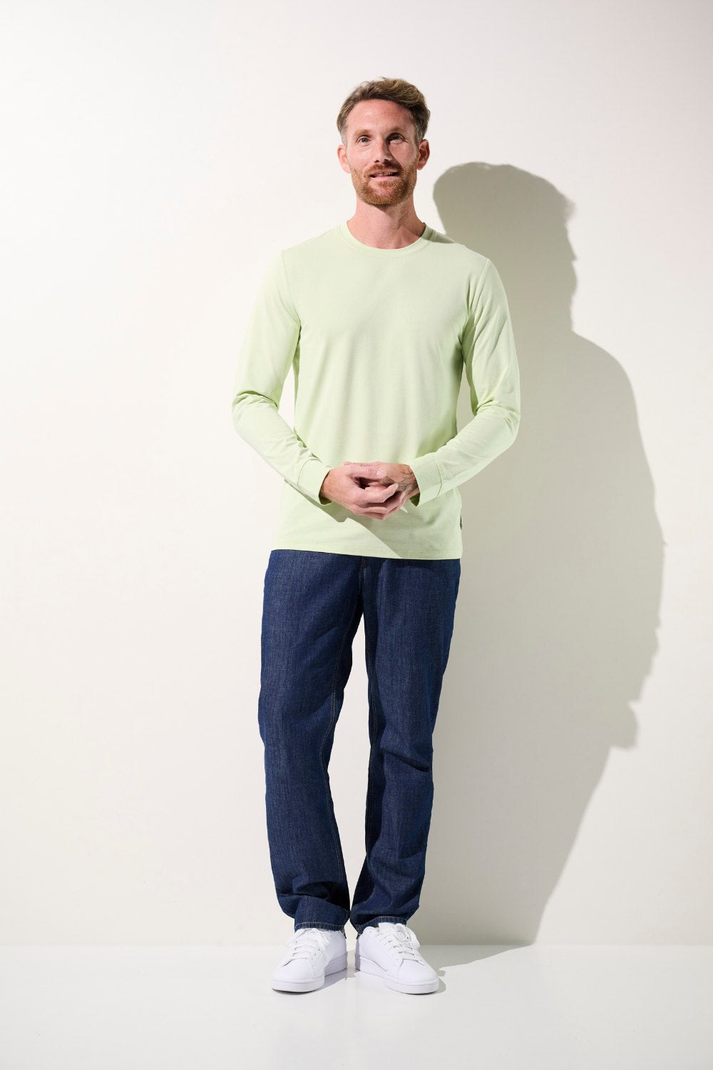 T-shirt anti-UV vert clair UPF 50+ pour homme, léger et confortable, idéal pour les activités extérieures.