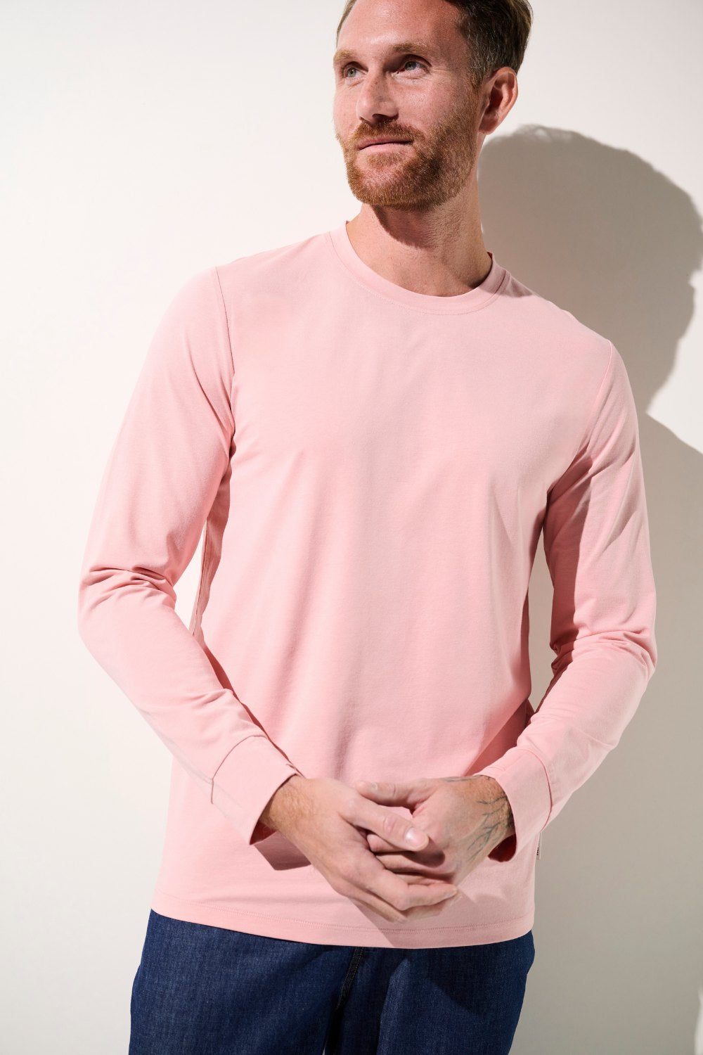 T-shirt anti-UV rose pour homme, léger, UPF 50+, idéal pour les activités extérieures quotidiennes.