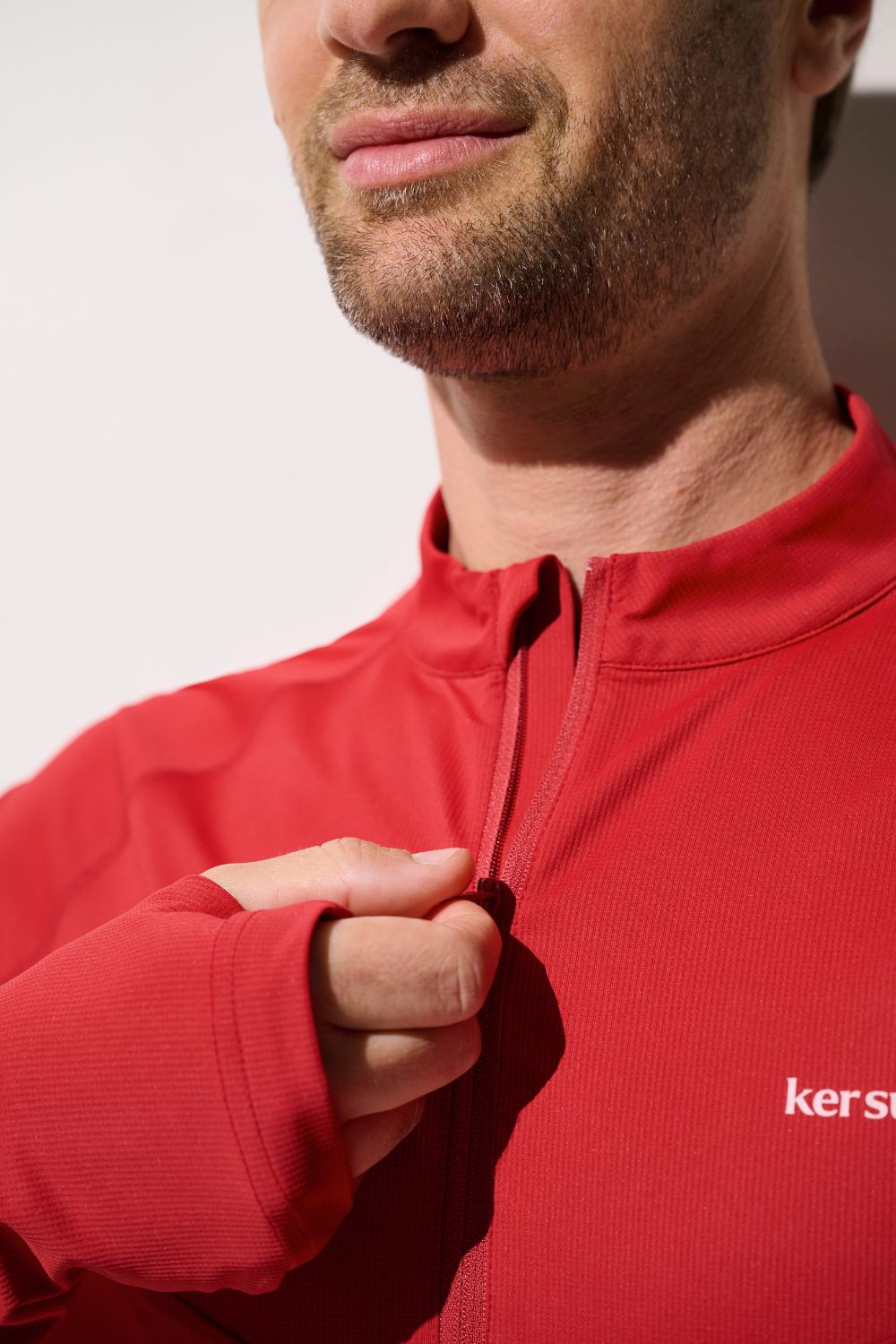 T-shirt zippé anti-UV - Boston rouge pour homme, léger et respirant, offrant une protection solaire UPF 50+.