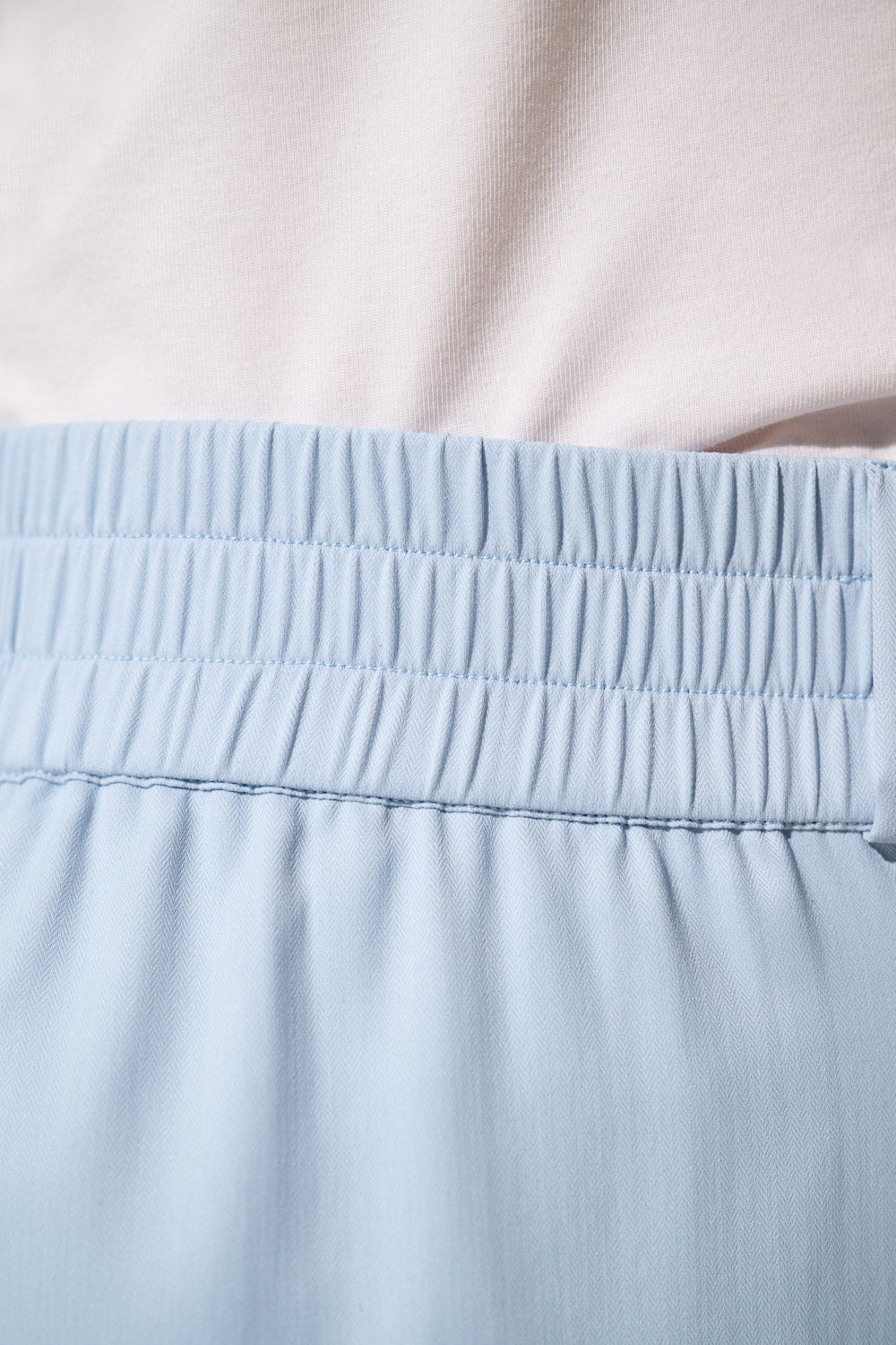 Ceinture élastique bleu du pantalon anti-UV - Faro de Ker Sun, offrant confort et protection solaire UPF 50+.