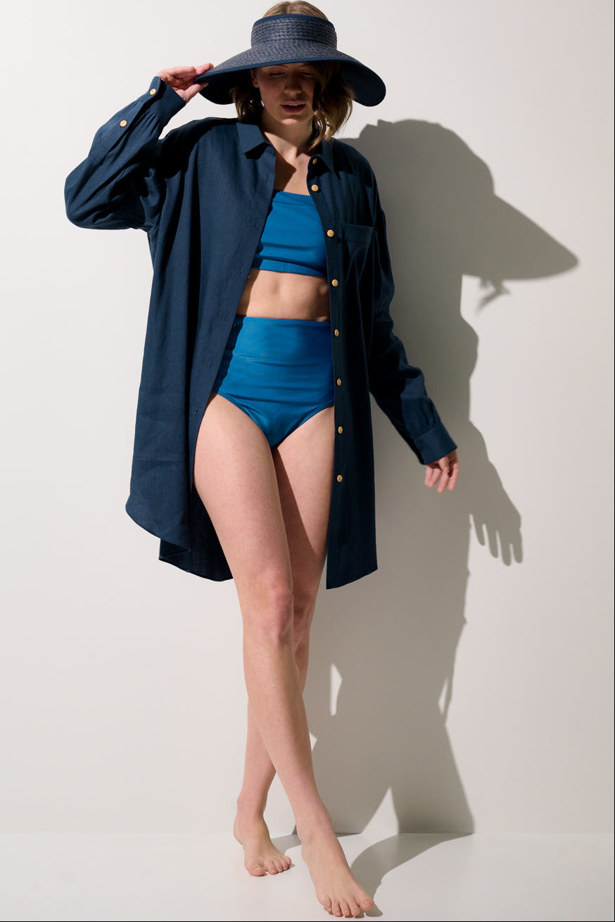 Chemise longue anti-UV - Sylt, bleu marine, portée par une femme en maillot de bain, idéale pour la plage.