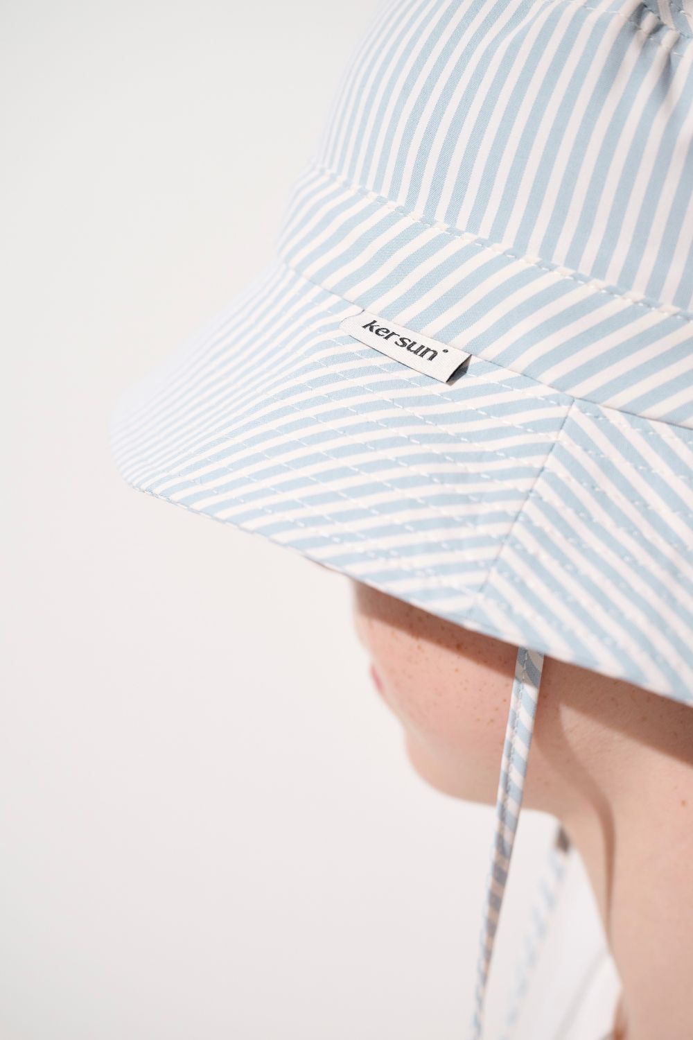 Bob anti-UV - Sylt rayé bleu, léger et pliable, offrant protection solaire UPF 50+ pour enfant.