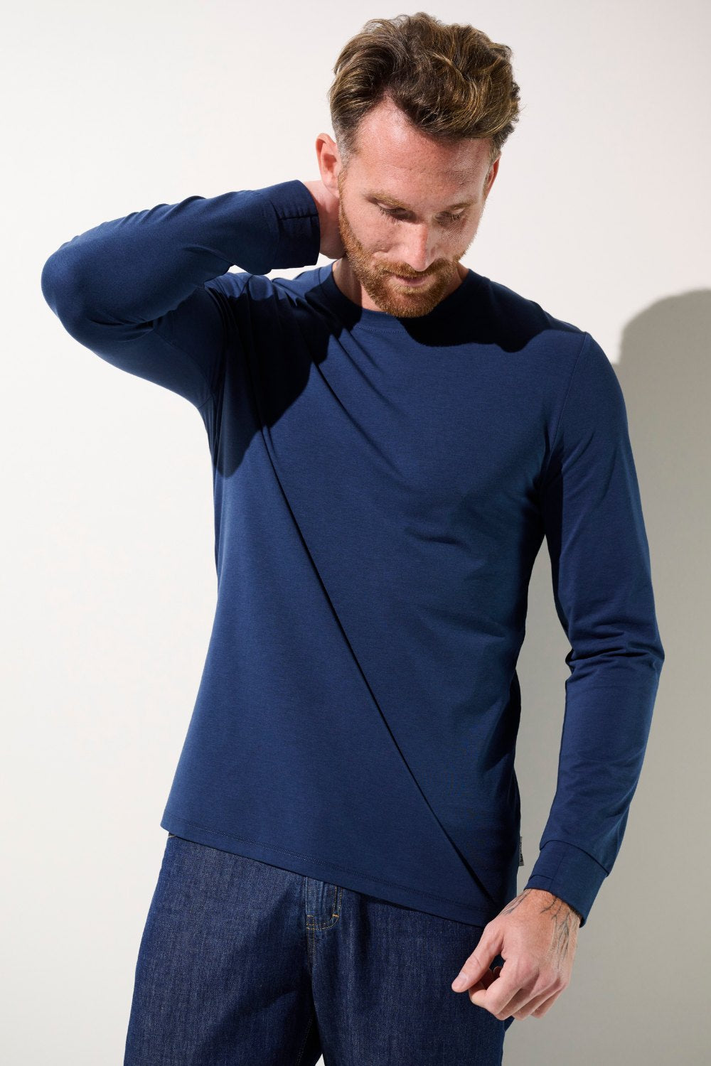 Homme portant un t-shirt anti-UV bleu océan UPF 50+, parfait pour le confort au quotidien.