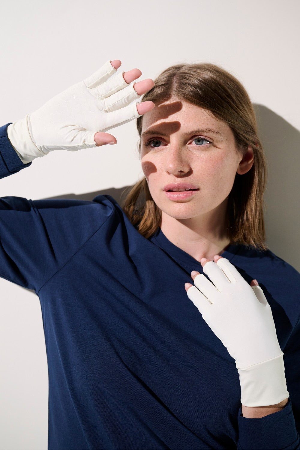 Mitaines anti-UV blanches pour femme, légères et respirantes, offrant protection solaire UPF 50+ pour activités extérieures.