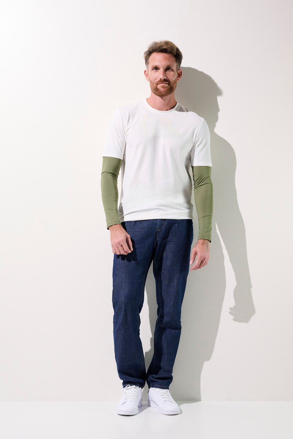 Homme portant des manches anti-UV - Gobi en vert, style décontracté, protection solaire UPF 50+, idéal pour activités extérieures.