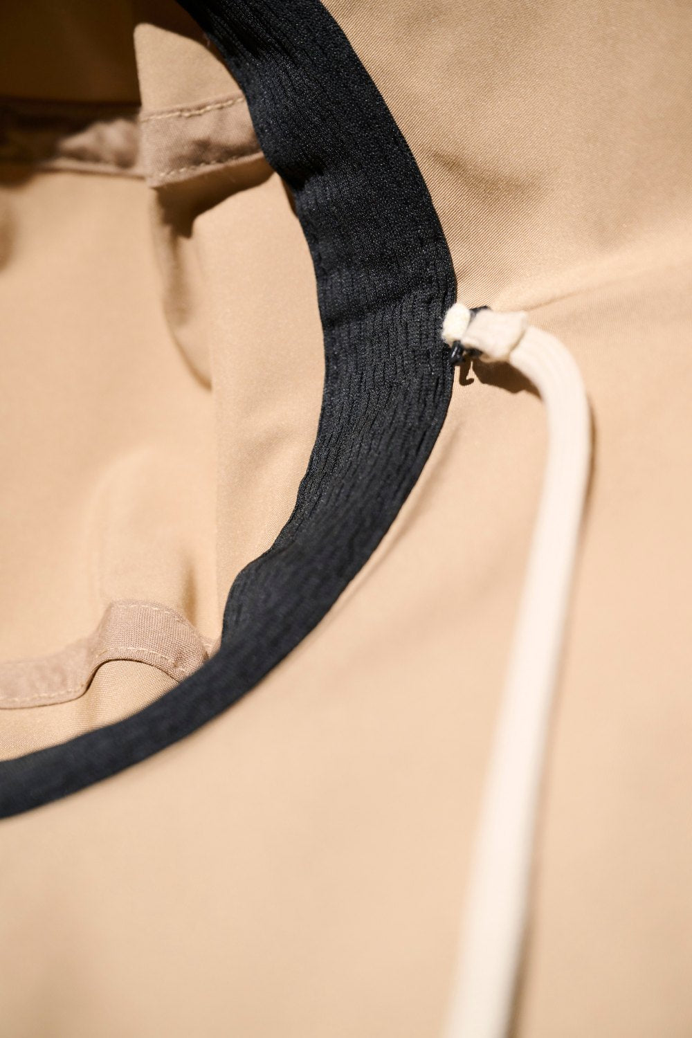 Chapeau anti-UV - Faro en tissu léger avec cordon noir, idéal pour une protection solaire en extérieur.