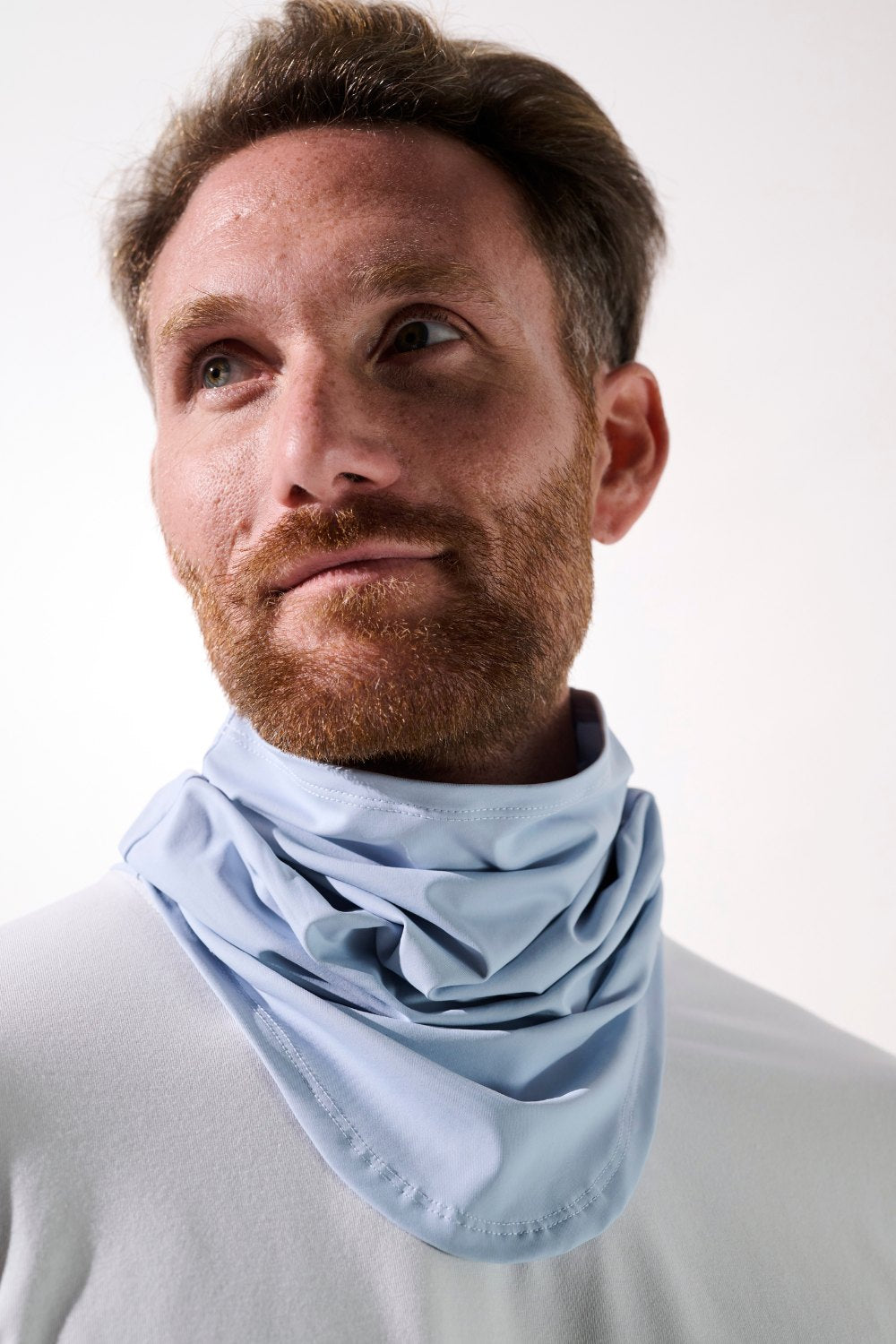 Tour de cou anti-UV - Boston en bleu clair, léger et extensible pour homme, offrant protection solaire UPF 50+.