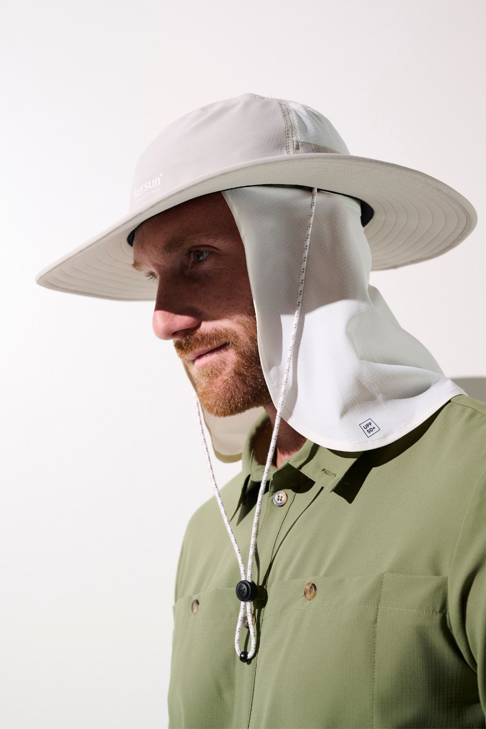 Homme portant un chapeau avec cache-nuque anti-UV - Gobi, protection solaire UPF 50+, tissu léger et élégant.