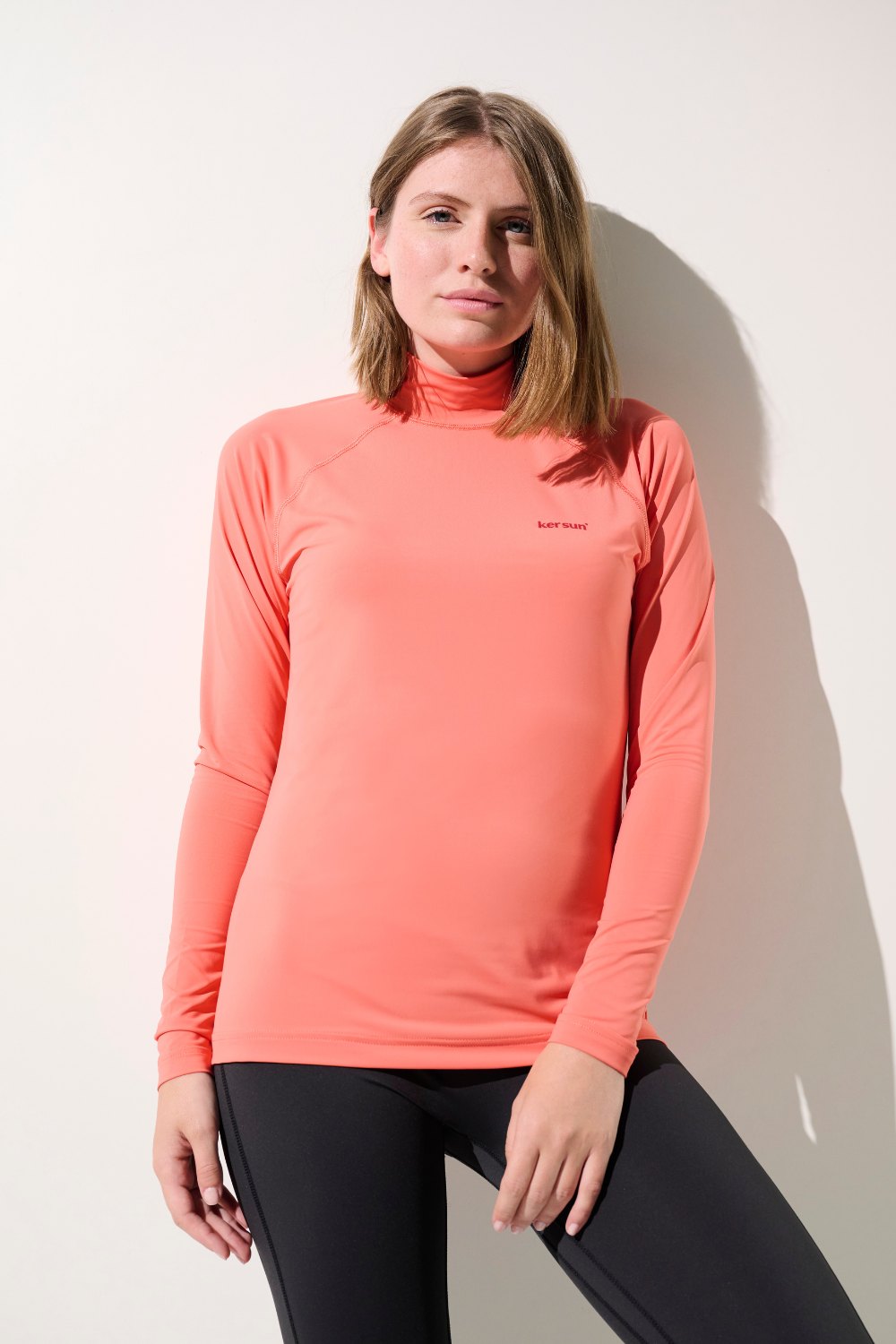 T-shirt de bain anti-UV - Malibu pour femme, manches longues, tissu léger et respirant en couleur corail.