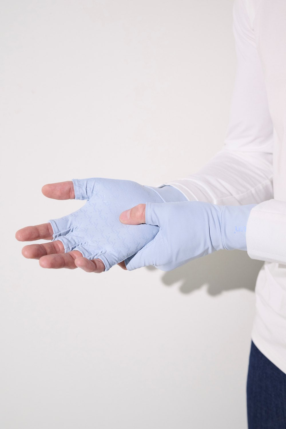 Mitaines anti-UV - Gobi bleues pour femme, légères et confortables, offrant une protection UPF 50+ au soleil.