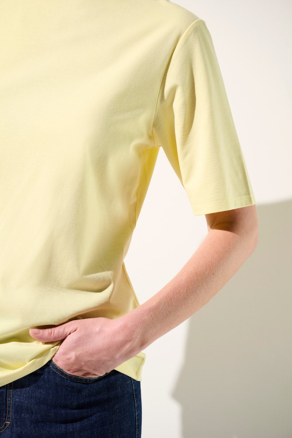 T-shirt anti-UV jaune UPF 50+ pour femme, léger et élégant, parfait pour des journées ensoleillées.