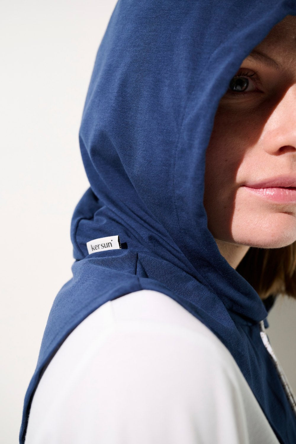 Capuche anti-UV - Mojave pour femme, tissu léger UPF 50+, offrant une protection solaire élégante.