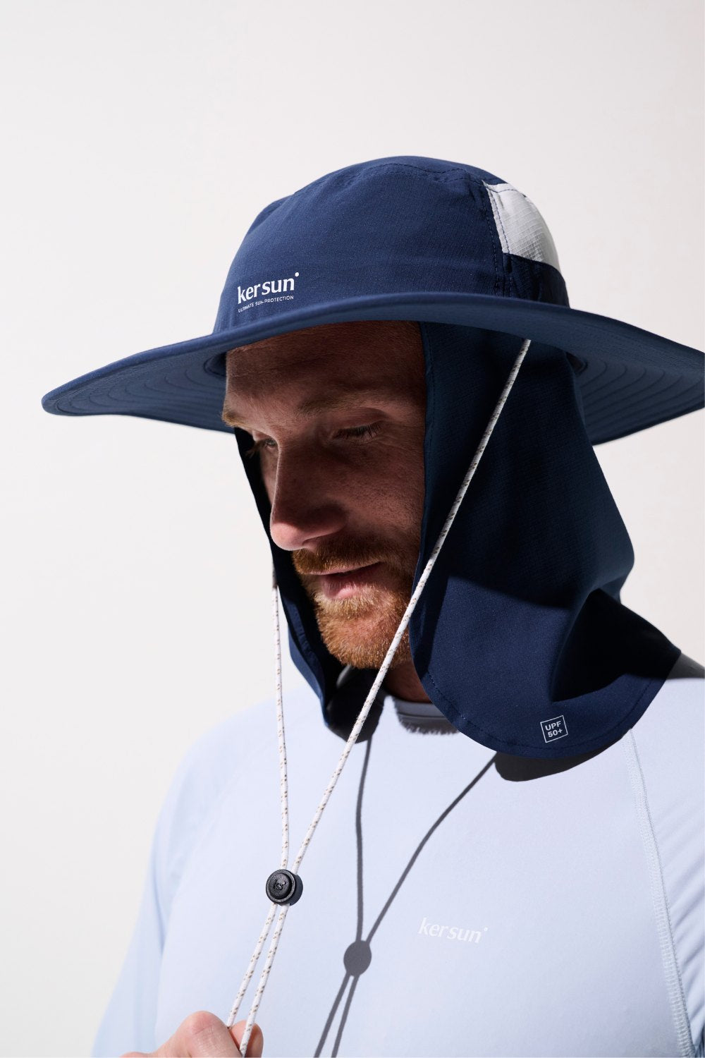 Cache-nuque anti-UV - Gobi navy porté par un homme, léger et UPF 50+, idéal pour la protection solaire.