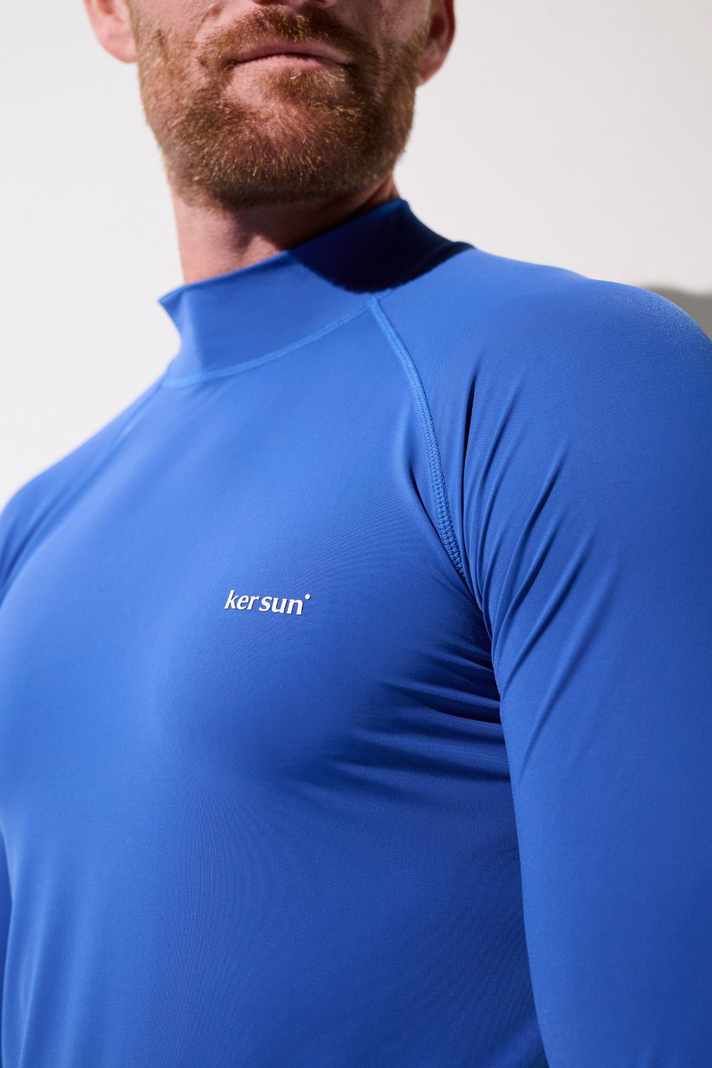 T-shirt de bain anti-UV - Malibu, homme en lycra bleu, protection solaire UPF 50+ pour activités aquatiques.