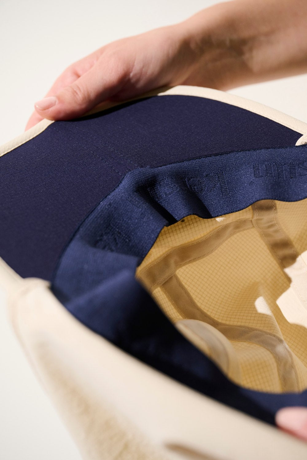 Intérieur d'une casquette anti-UV - Sequoia, légère, tissu respirant et couleur beige avec détail bleu.