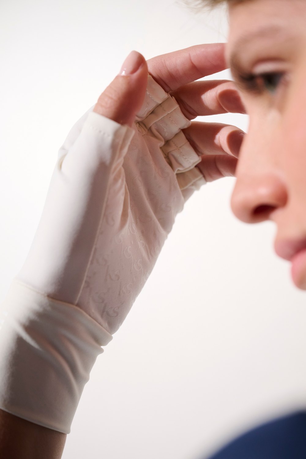 Mitaines anti-UV Gobi blanches pour femme, offrant protection solaire UPF 50+ et confort lors d'activités extérieures.