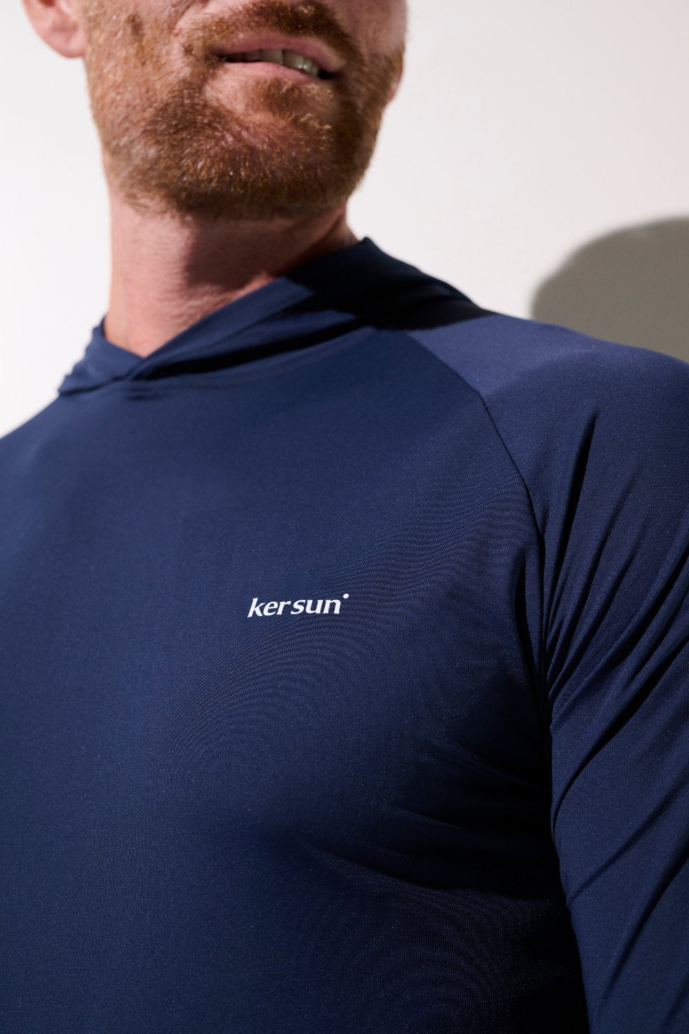 T-shirt anti-UV à capuche bleu pour homme, léger et respirant, offrant protection solaire UPF 50+.