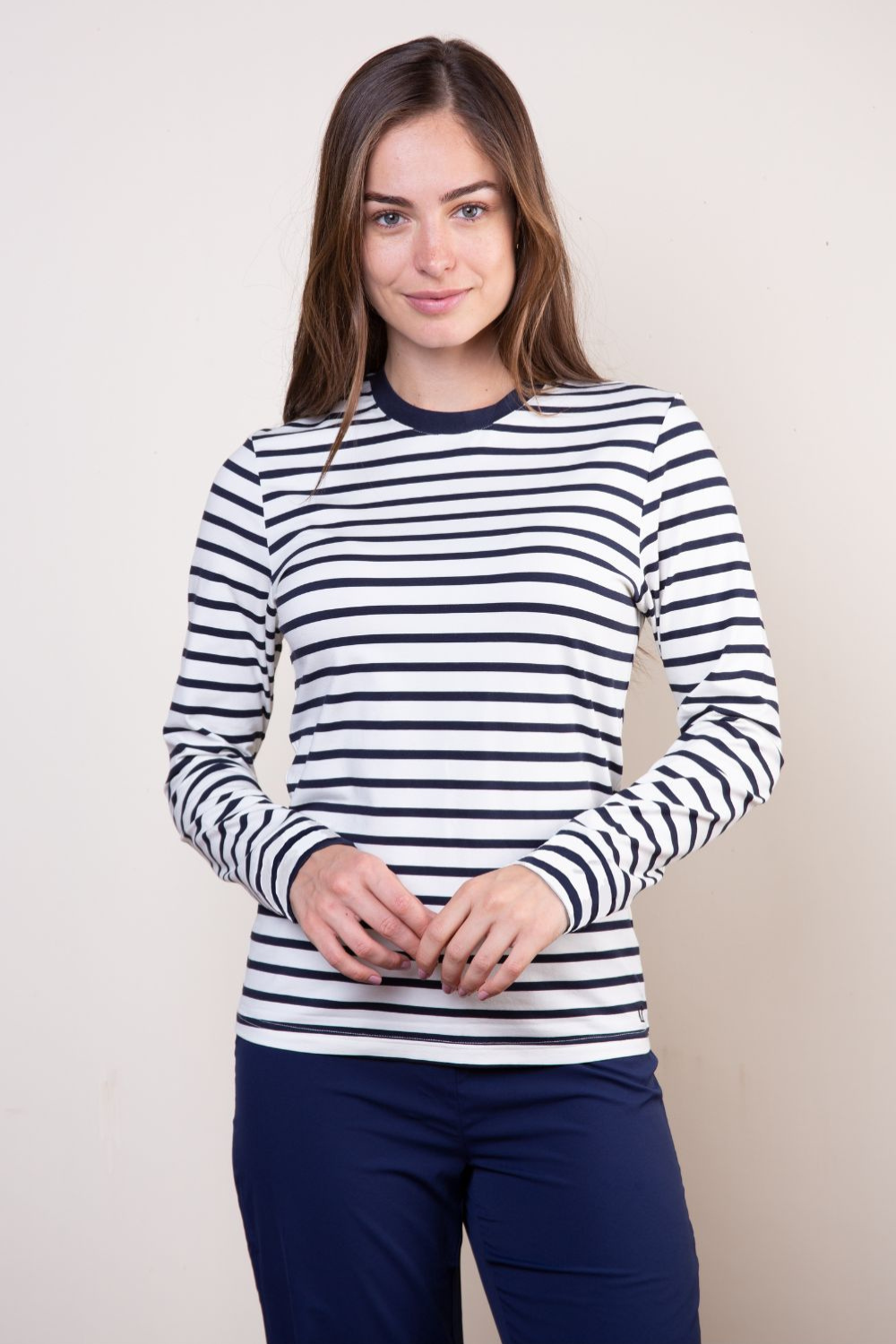 T-shirt anti-UV à rayures pour femme, léger et confortable, certifié UPF 50+, idéal pour les activités en extérieur.