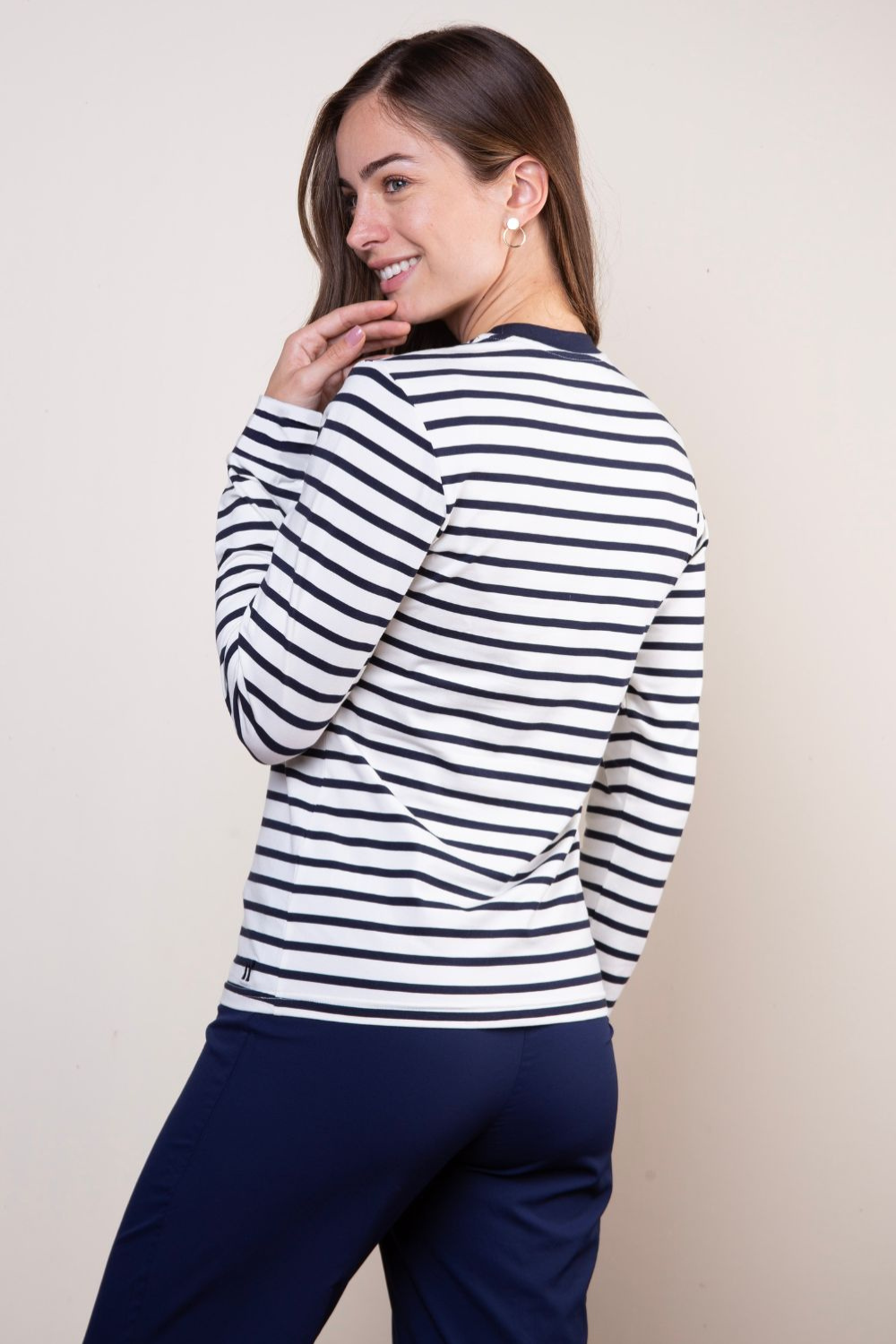 T-shirt anti-UV rayé pour femme, léger et confortable, UPF 50+, idéal pour les activités extérieures.