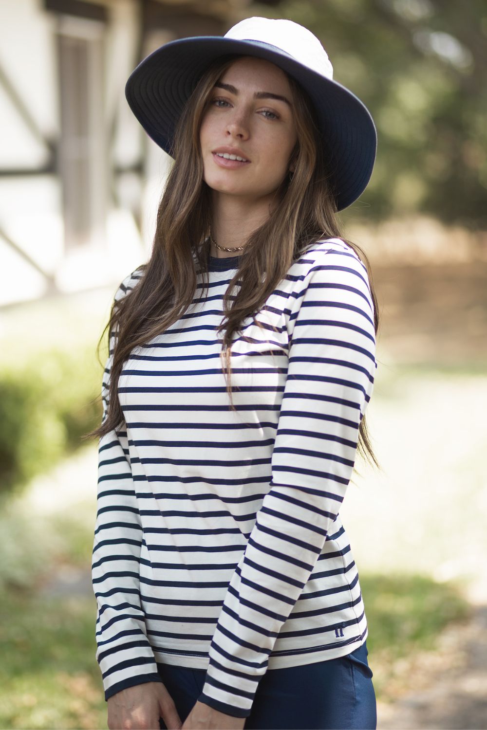 T-shirt anti-UV à rayures pour femme, léger et confortable, offrant protection solaire UPF 50+.