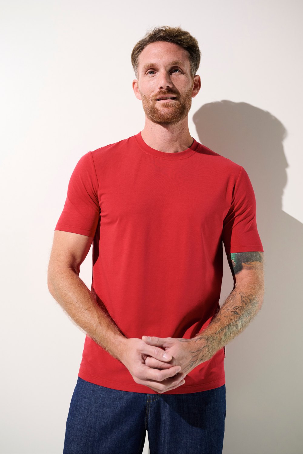 T-shirt anti-UV rouge pour homme, léger et élégant, UPF 50+ pour protection solaire quotidienne.