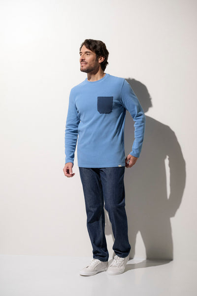 T-shirt anti-UV bleu pour homme, léger et élégant, parfait pour une protection solaire quotidienne.