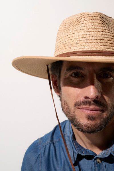 Chapeau anti-UV pour homme, couleur naturelle, parfait pour se protéger du soleil lors de sorties en extérieur.