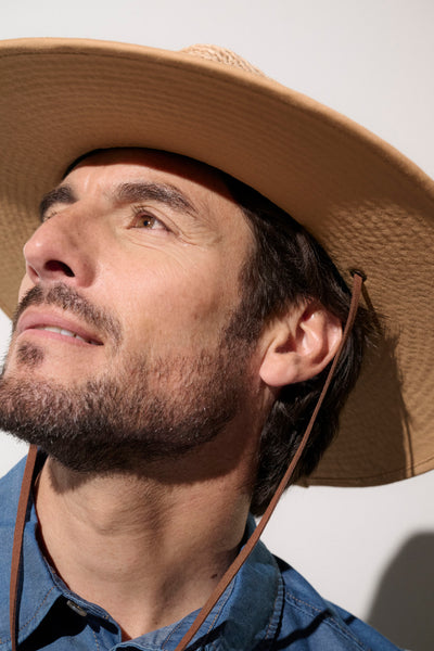 Chapeau anti-UV beige UPF50+ pour homme, idéal pour se protéger du soleil lors de promenades estivales.