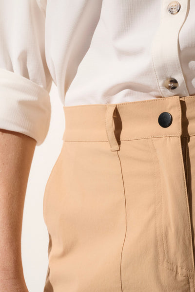 Pantalon léger anti-UV beige pour femme, UPF 50+, idéal pour des aventures sportives en plein air.