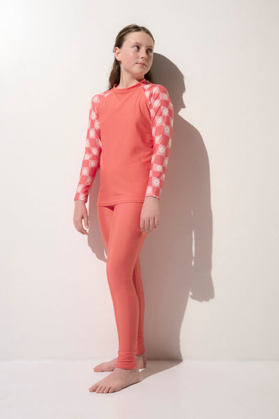 T-shirt de bain anti-UV pour fille, manches longues UPF50+, couleur corail, idéal pour protéger la peau au soleil.