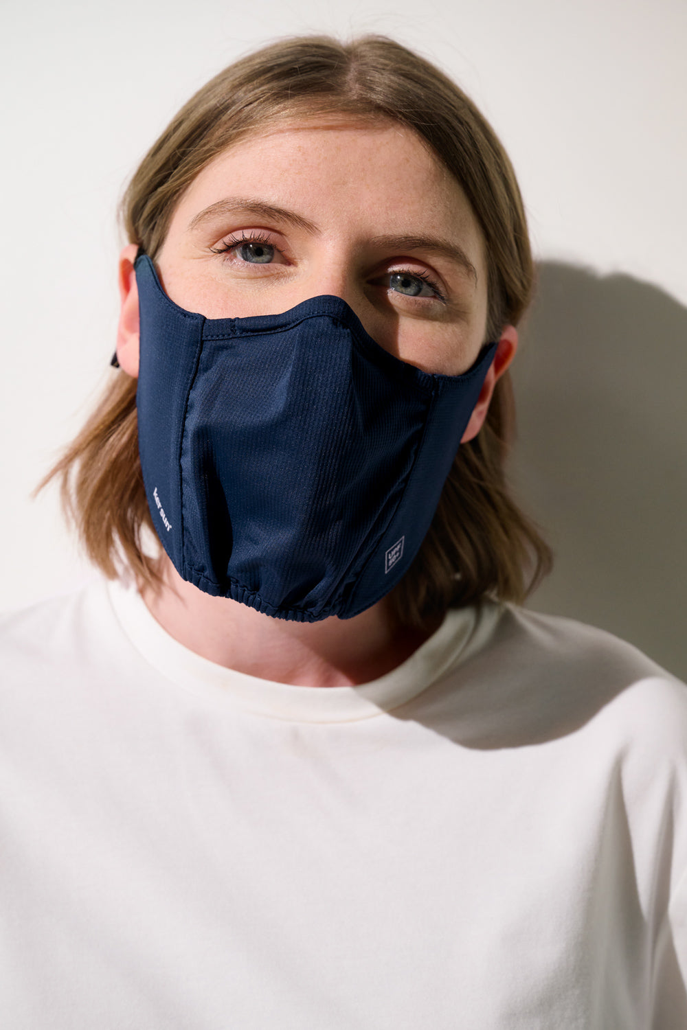 Masque anti-UV - Mojave, femme portant un masque respirant bleu, confortable et léger pour protection solaire.