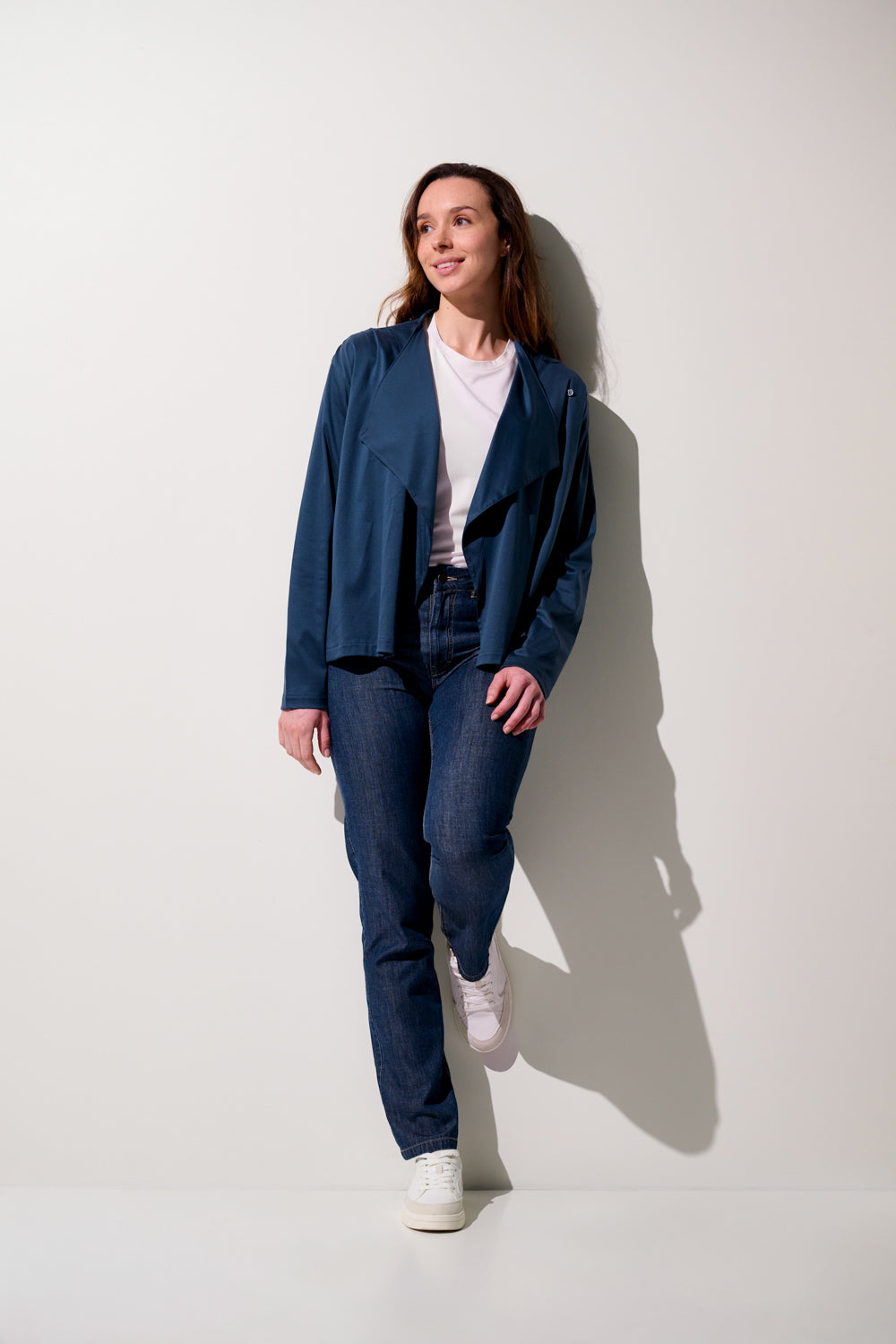 Cache-Coeur anti-UV - La Rochelle, femme portant un gilet léger bleu UPF 50+, parfait pour un look décontracté.