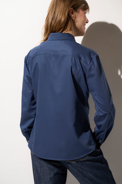 Chemise anti-UV bleu océan pour femme, avec col relevé et protection solaire UPF50+, idéale pour les activités extérieures.