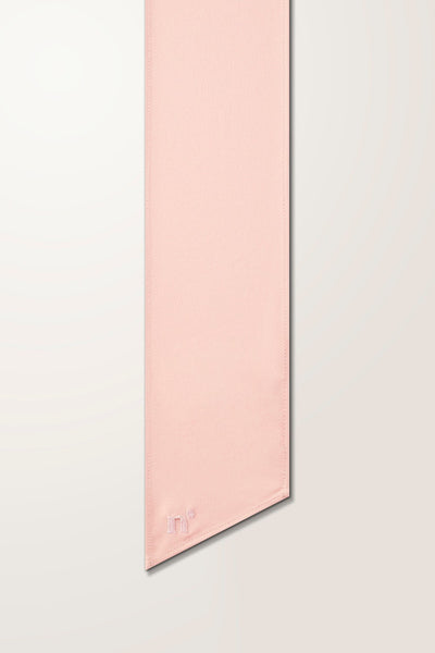 Foulard anti-UV rose macaron glacé pour femme, léger et élégant, conçu pour une protection solaire UPF50+ avec chapeaux Nuvées.