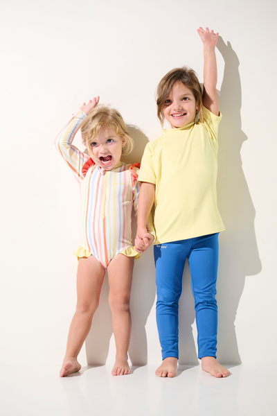 Maillot de bain anti-UV manches longues - Flores pour enfant, rayé multicolore, et t-shirt jaune, protection solaire.