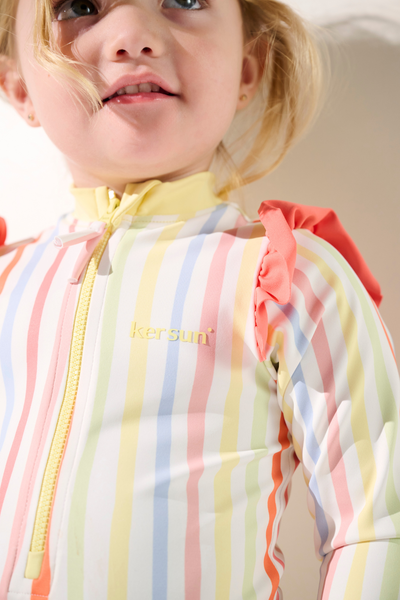 Maillot de bain anti-UV manches longues - Flores pour fille, rayures colorées, UPF 50+ et confort optimal.