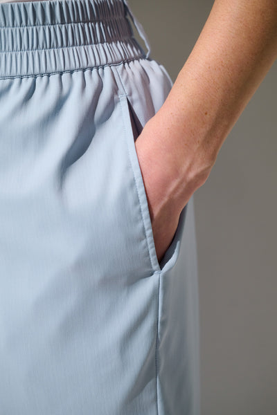 Détail de pantalon anti-UV - Faro pour femme, tissu léger avec poches, idéal pour une protection solaire quotidienne.