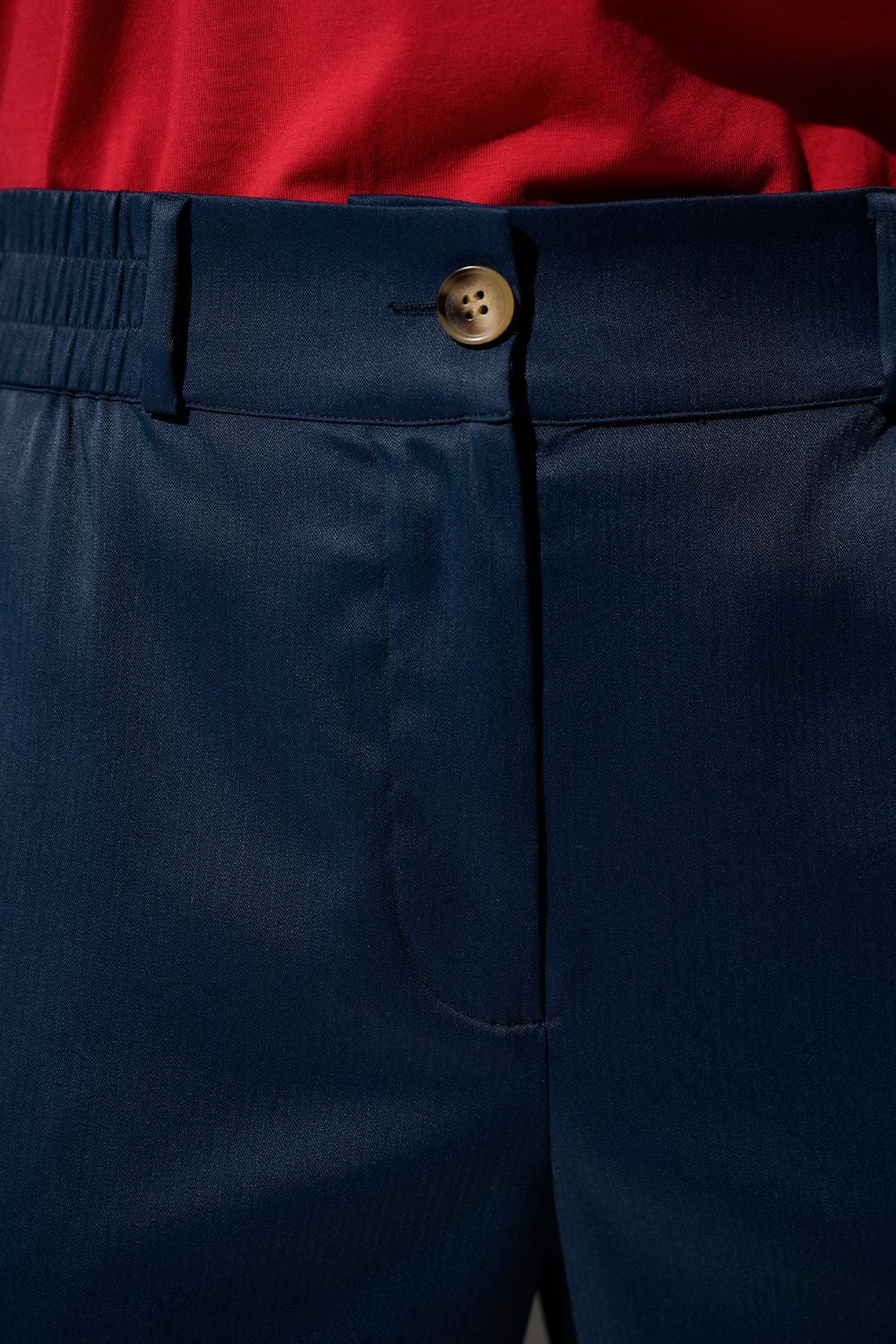 Détail d'un pantalon anti-UV - Faro pour femme, en tissu bleu, offrant une protection solaire UPF 50+ et confort.
