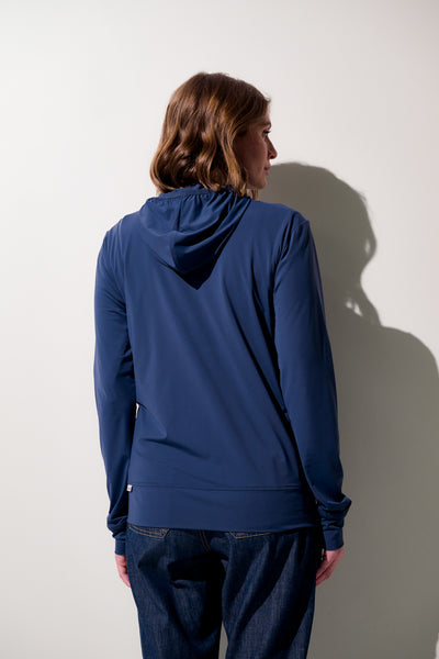 Veste anti-UV - Oasis, femme portant une veste légère à capuche, couleur bleue, UPF 50+.