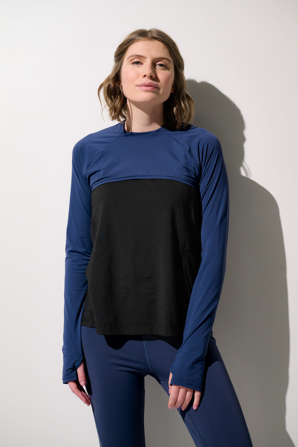 Shrug anti-UV - Sequoia, haut long femme bleu et noir, léger, UPF 50+ pour activités sportives.