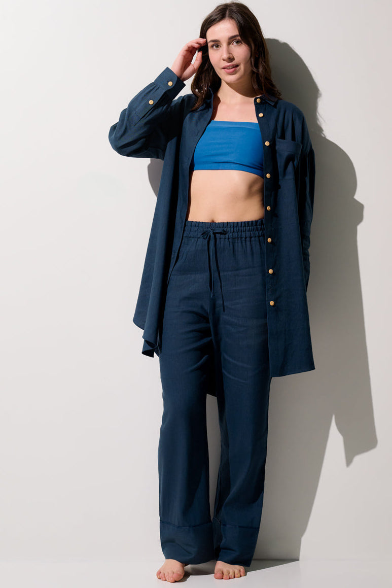 Chemise longue anti-UV - Sylt navy pour femme, associée à un top, idéale pour une protection solaire élégante.