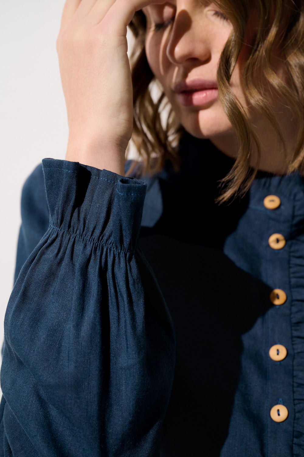 Robe anti-UV - Sylt en lin, élégante et légère pour femme, manches longues et boutons en bois.