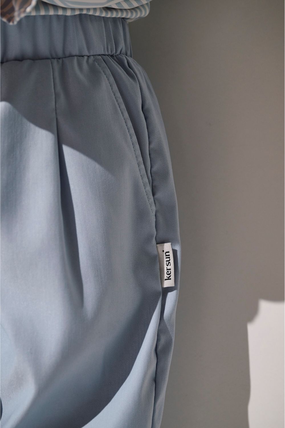 Détail sur le pantalon anti-UV - Faro de couleur bleu, léger et élégant, marque Ker Sun.