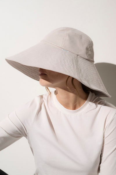 Chapeau anti-UV gris UPF 50+ pour femme, idéal pour se protéger du soleil lors d'activités en extérieur.