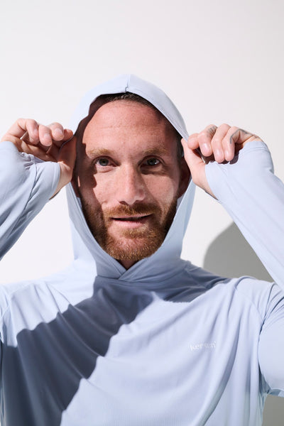 T-shirt anti-UV à capuche Oasis pour homme, léger, respirant, UPF 50+ dans un environnement ensoleillé.