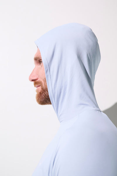 T-shirt anti-UV à capuche bleu clair pour homme, léger et confortable, offrant une protection UPF 50+.